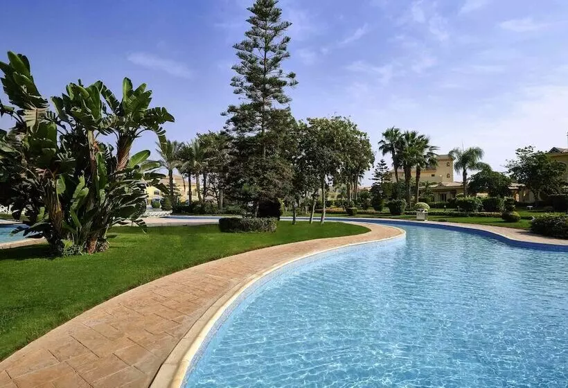 اتاق کلاسیک با چشمانداز استخر, Mövenpick Hotel Cairo Media City