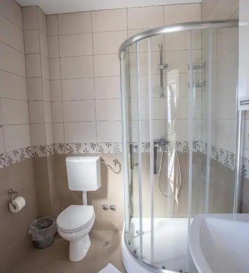 استودیو استاندارد با چشم‌انداز استخر, Apartments Gvozdenovic