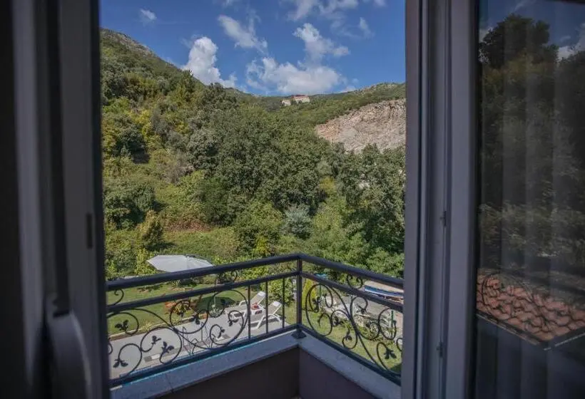 استودیو استاندارد با چشم‌انداز استخر, Apartments Gvozdenovic