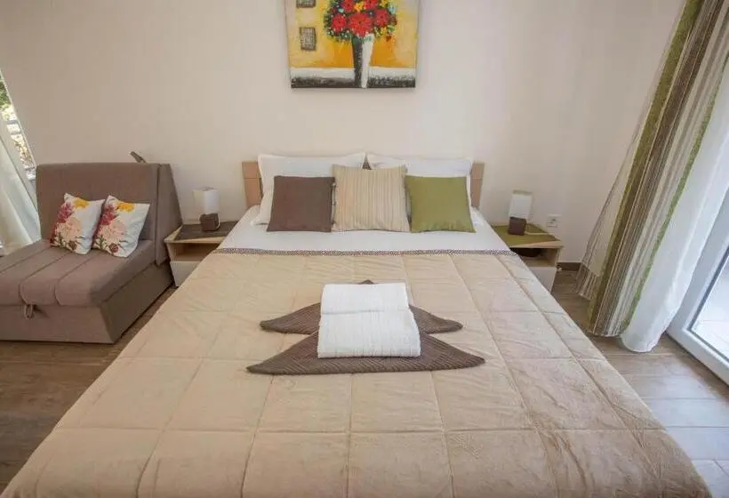 استودیو استاندارد با چشم‌انداز استخر, Apartments Gvozdenovic