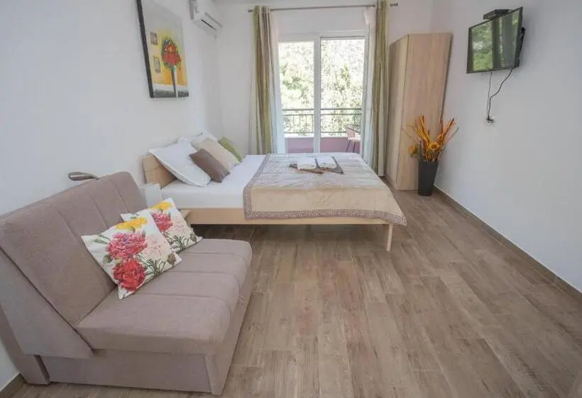 استودیو استاندارد با چشم‌انداز استخر, Apartments Gvozdenovic