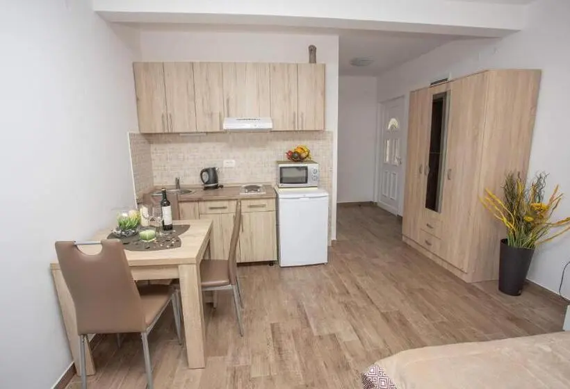 استودیوی استاندارد با چشم‌انداز دریا, Apartments Gvozdenovic