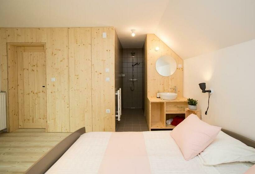 اتاق استاندارد با چشمانداز کوهستان, Hiša Erlah