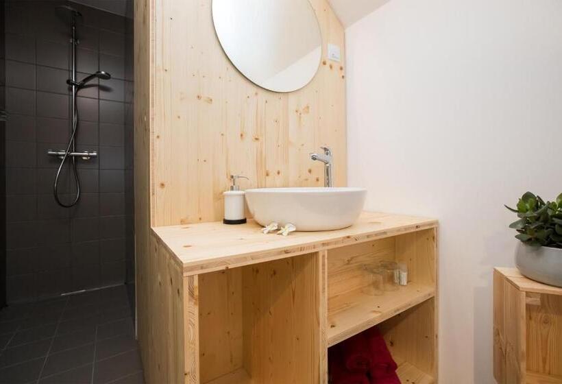 اتاق استاندارد با چشمانداز کوهستان, Hiša Erlah