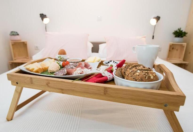 اتاق استاندارد با چشمانداز کوهستان, Hiša Erlah