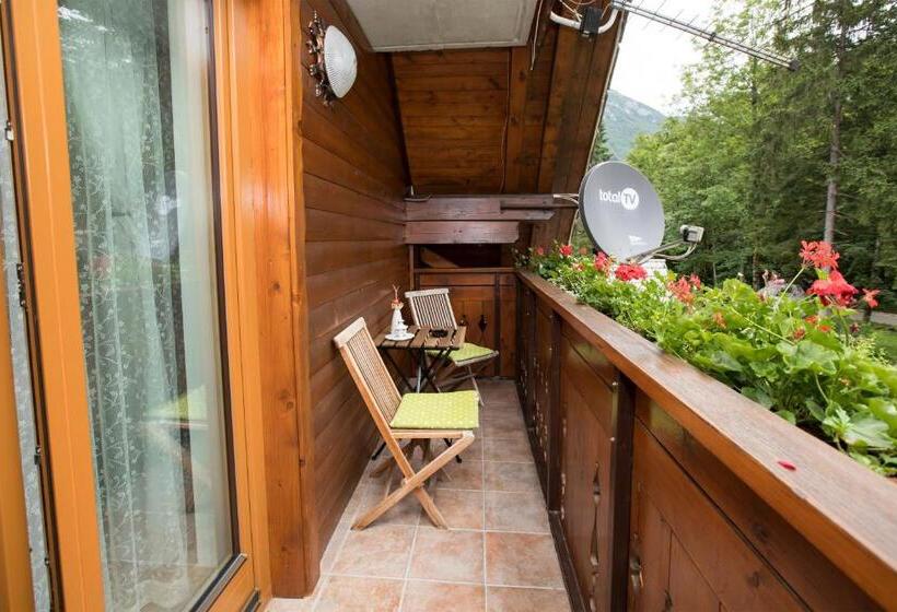 اتاق اکونومی, Hiša Erlah