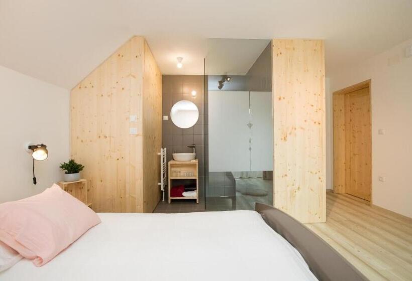 اتاق استاندارد با چشمانداز کوهستان, Hiša Erlah