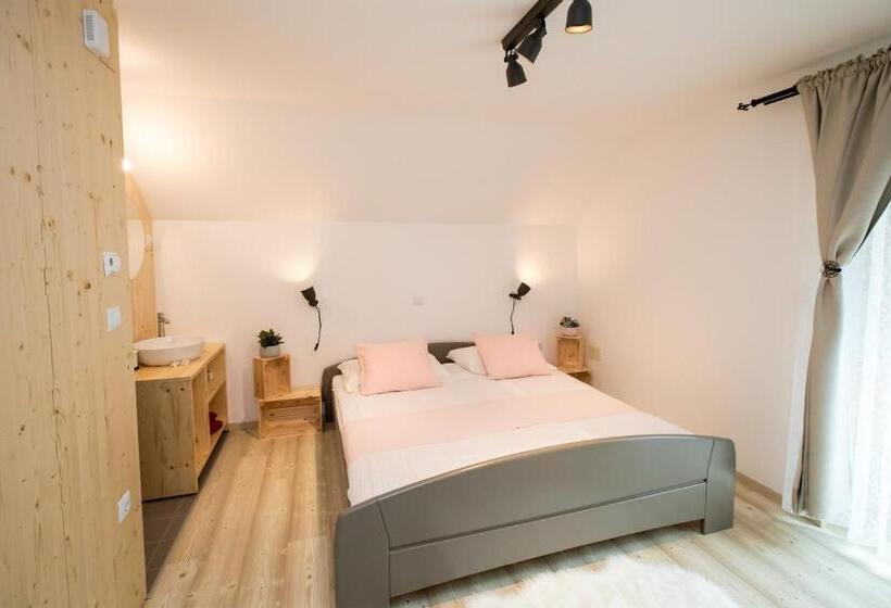 اتاق استاندارد با چشمانداز کوهستان, Hiša Erlah