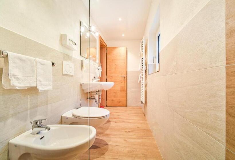 غرفة قياسية ثلاثية مزودة بشرفة, Kedul Lodge