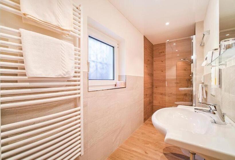 غرفة قياسية ثلاثية مزودة بشرفة, Kedul Lodge