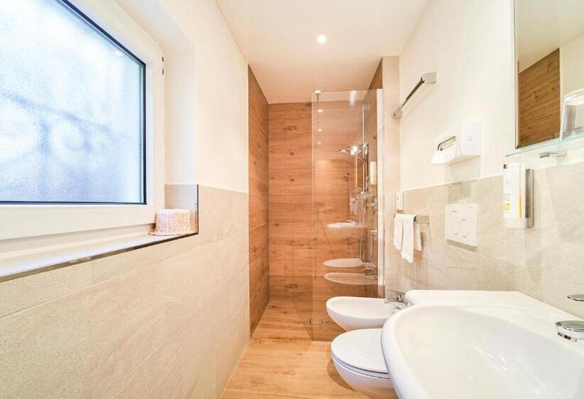 غرفة قياسية ثلاثية مزودة بشرفة, Kedul Lodge