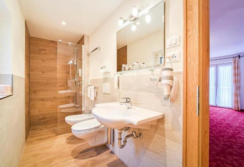 غرفة قياسية ثلاثية مزودة بشرفة, Kedul Lodge