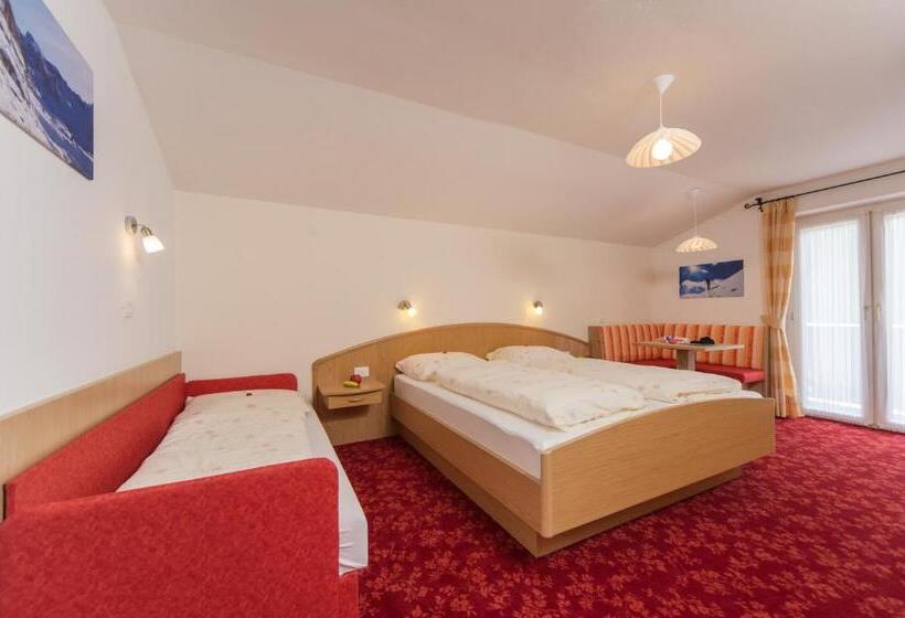 غرفة قياسية ثلاثية مزودة بشرفة, Kedul Lodge