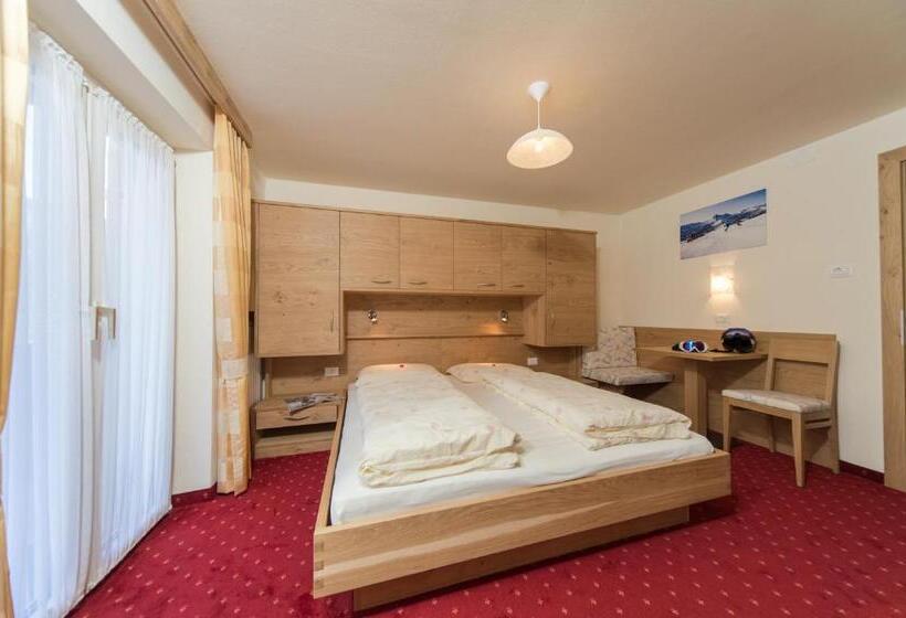 غرفة قياسية مزوَّدة بشُرفة, Kedul Lodge