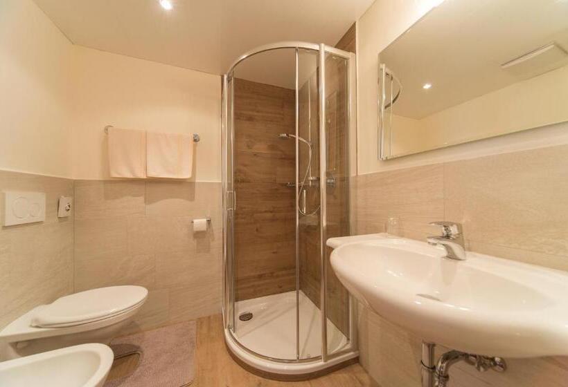 غرفة قياسية مزوَّدة بشُرفة, Kedul Lodge