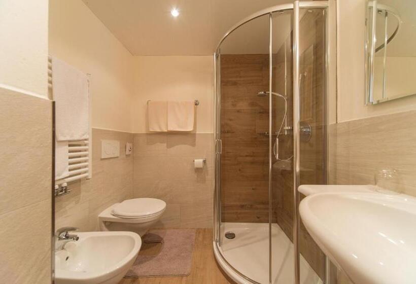 غرفة قياسية مزوَّدة بشُرفة, Kedul Lodge