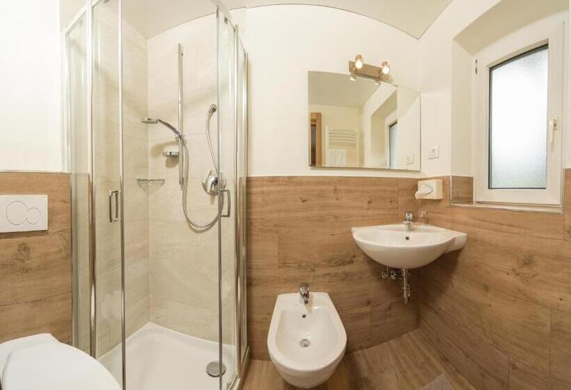 غرفة قياسية مزوَّدة بشُرفة, Kedul Lodge