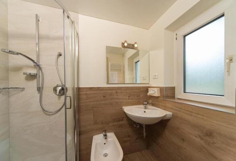 غرفة قياسية مزوَّدة بشُرفة, Kedul Lodge