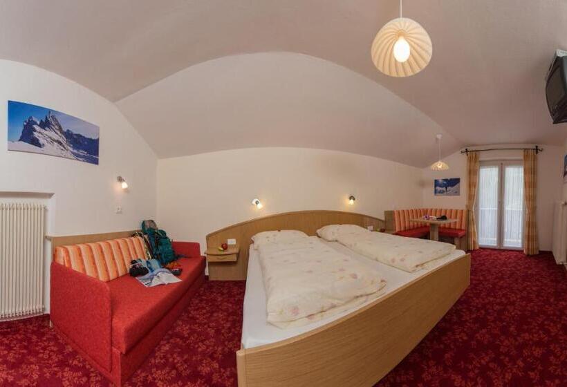 غرفة قياسية ثلاثية مزودة بشرفة, Kedul Lodge