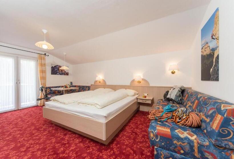 غرفة قياسية ثلاثية مزودة بشرفة, Kedul Lodge