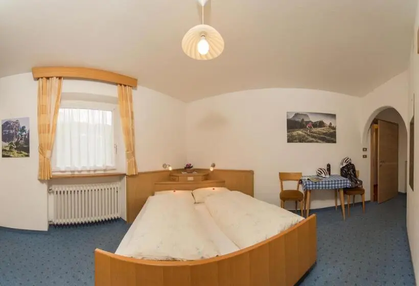 バルコニー付きスタンダードトリプルルーム, Kedul Lodge