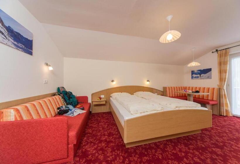 غرفة قياسية ثلاثية مزودة بشرفة, Kedul Lodge