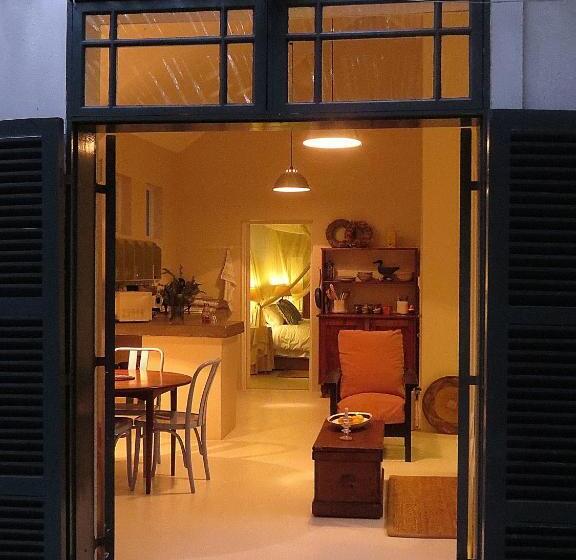 منزل غرفة نوم واحدة, The Olive Thrush Cottage