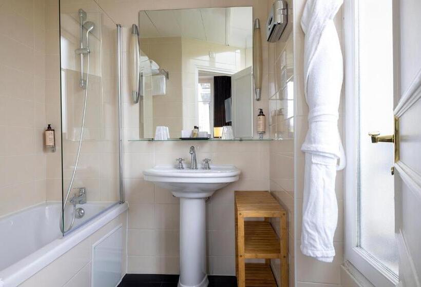 اتاق لوکس, Madeleine Plaza