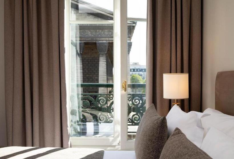 اتاق لوکس, Madeleine Plaza