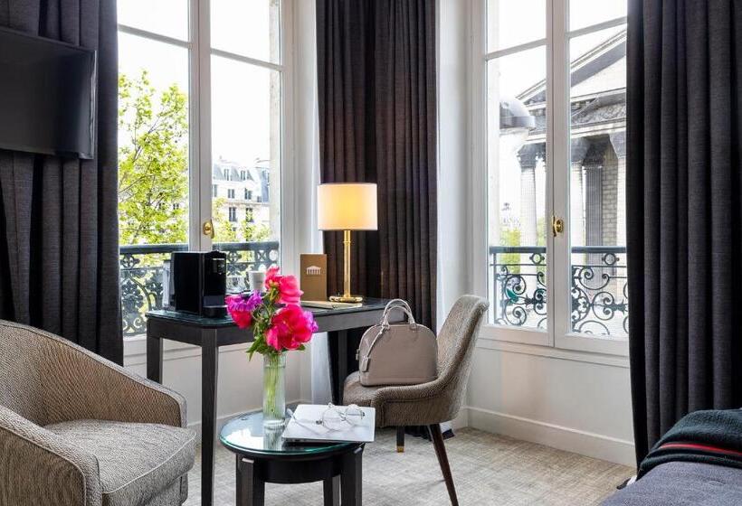 اتاق لوکس, Madeleine Plaza