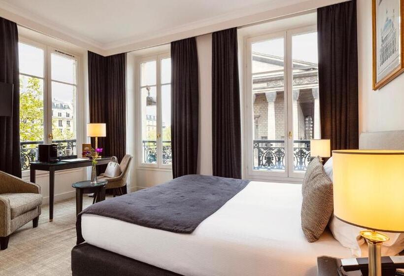 اتاق لوکس, Madeleine Plaza