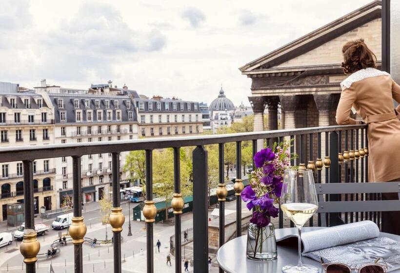 اتاق دوبلکس, Madeleine Plaza