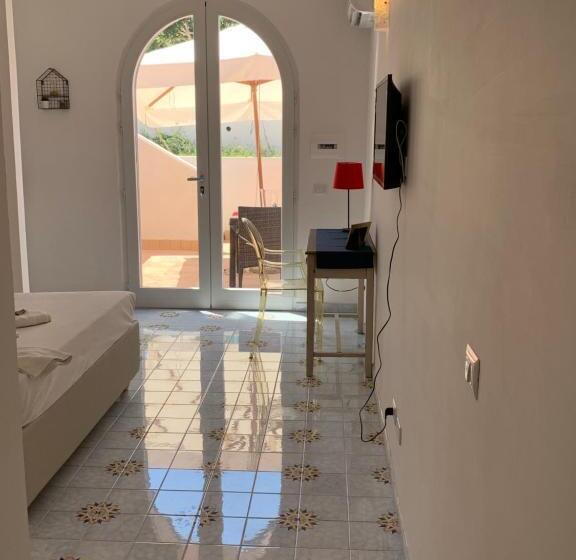 استودیوی سوپریور, B&b Mediterraneo