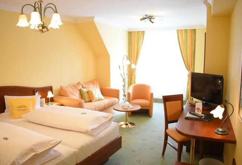 חדר סטנדרט לשלושה עם מרפסת, Gartenhotel Kloepferkeller