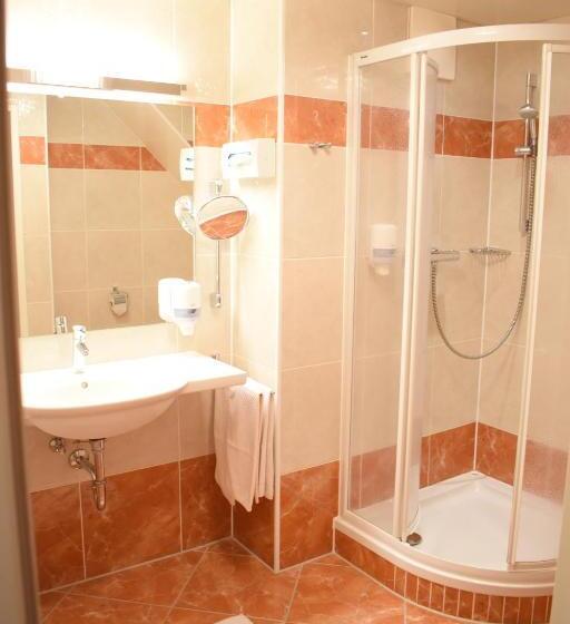 חדר סטנדרט לשלושה עם מרפסת, Gartenhotel Kloepferkeller