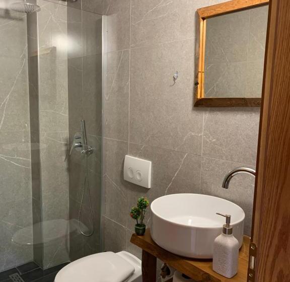 חדר משפחתי נוף להרים, Molla Guest House