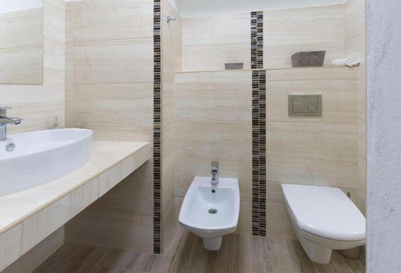 اتاق استاندارد سه نفره, Av Penzion