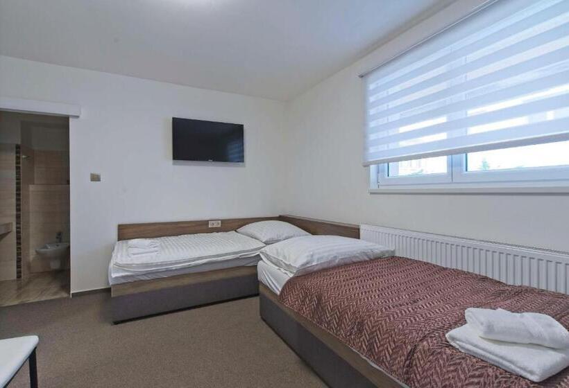 اتاق استاندارد سه نفره, Av Penzion