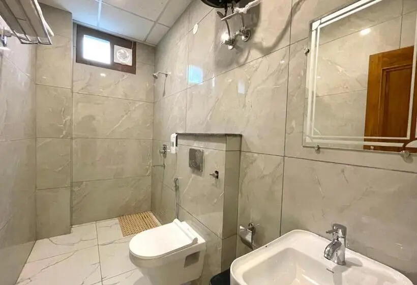 Quarto Economy, Kedar Inn