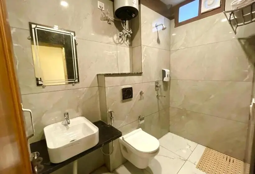 Quarto Economy, Kedar Inn