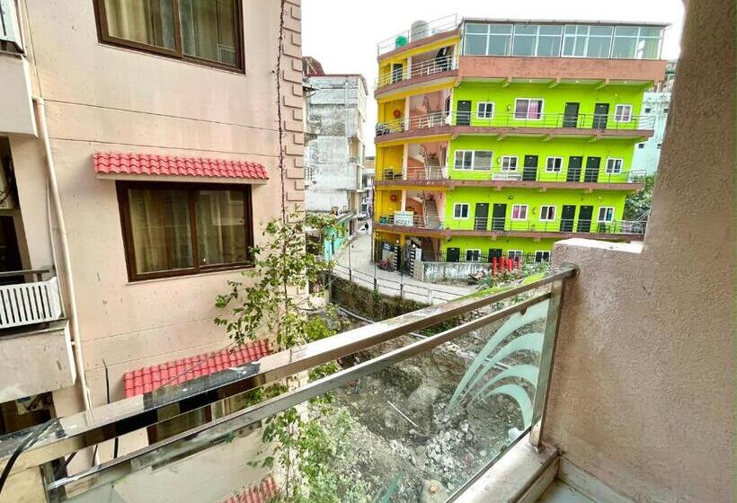 带阳台的豪华间, Kedar Inn