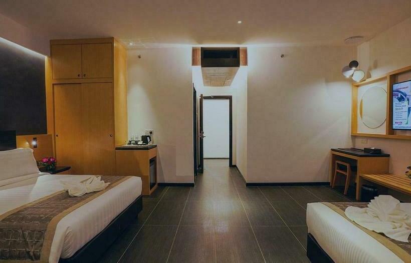 חדר משפחתי, Tsr Seafront