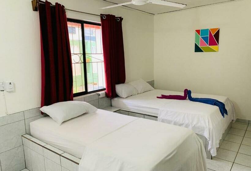 غرفة قياسية ثلاثية, Cabinas Jacomar