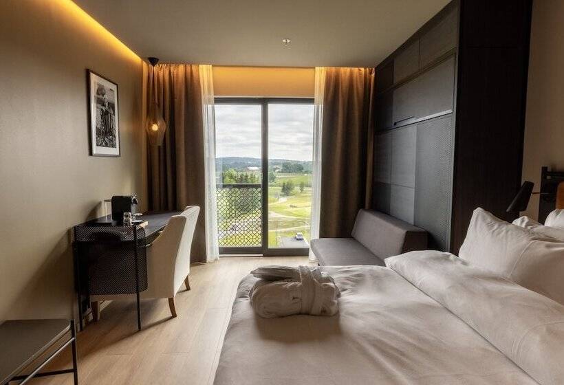 غرفة عائلية, Lily Country Club