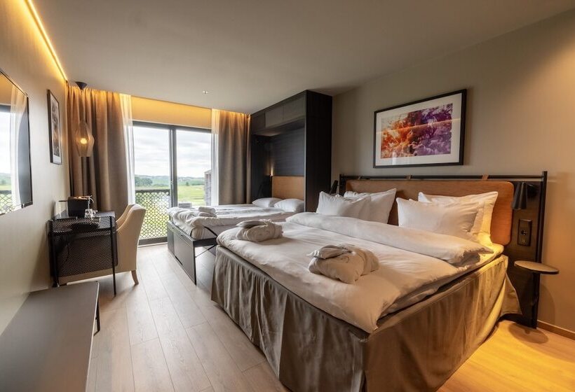 غرفة عائلية, Lily Country Club