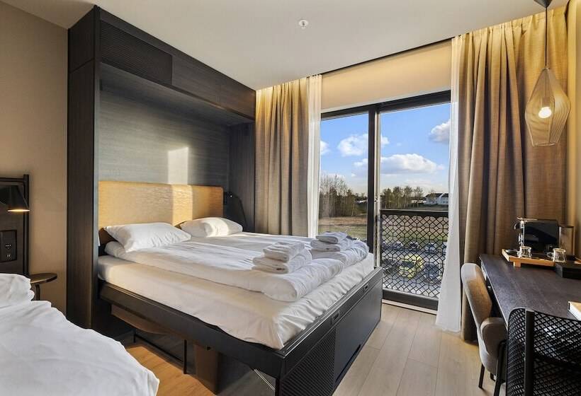 غرفة عائلية, Lily Country Club