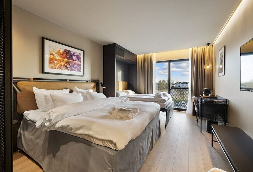 غرفة عائلية, Lily Country Club