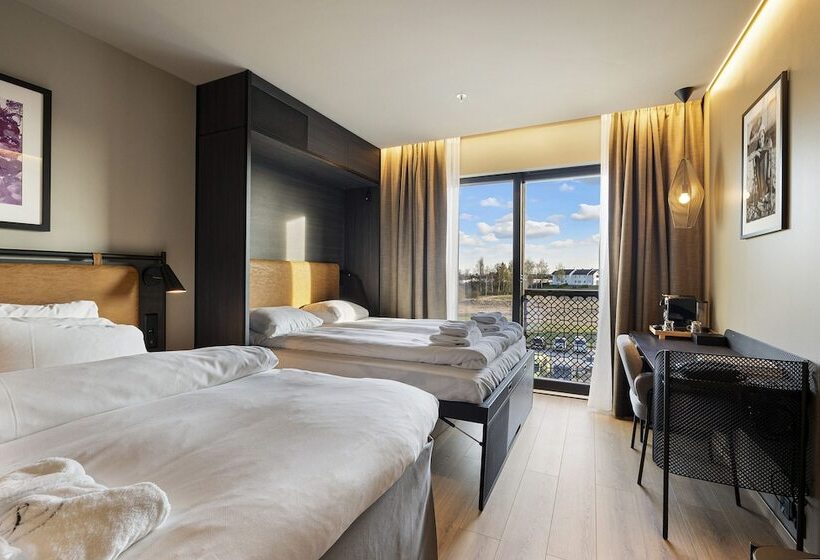 غرفة عائلية, Lily Country Club