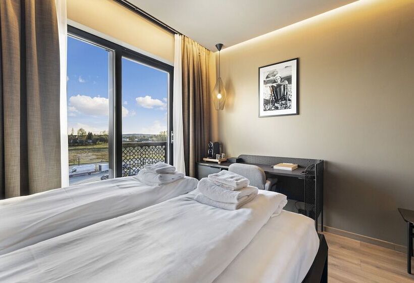 غرفة عائلية, Lily Country Club