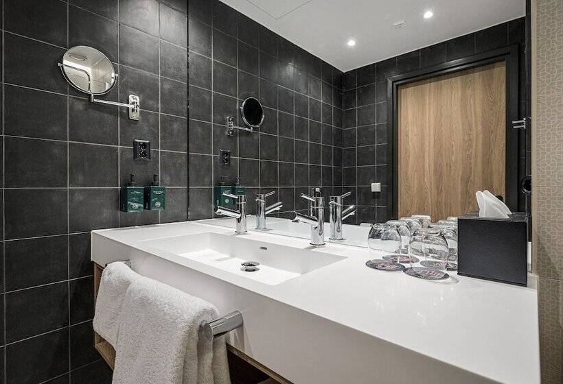 غرفة عائلية, Lily Country Club